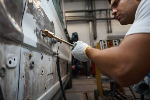 Kėbulo remontas - automechanikas tvarkantis kėbulą | AV Terminal